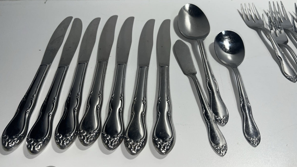 Simeon L & George H Rogers Oneida Xtra Jasmine Flatware Set / 48 Pieces