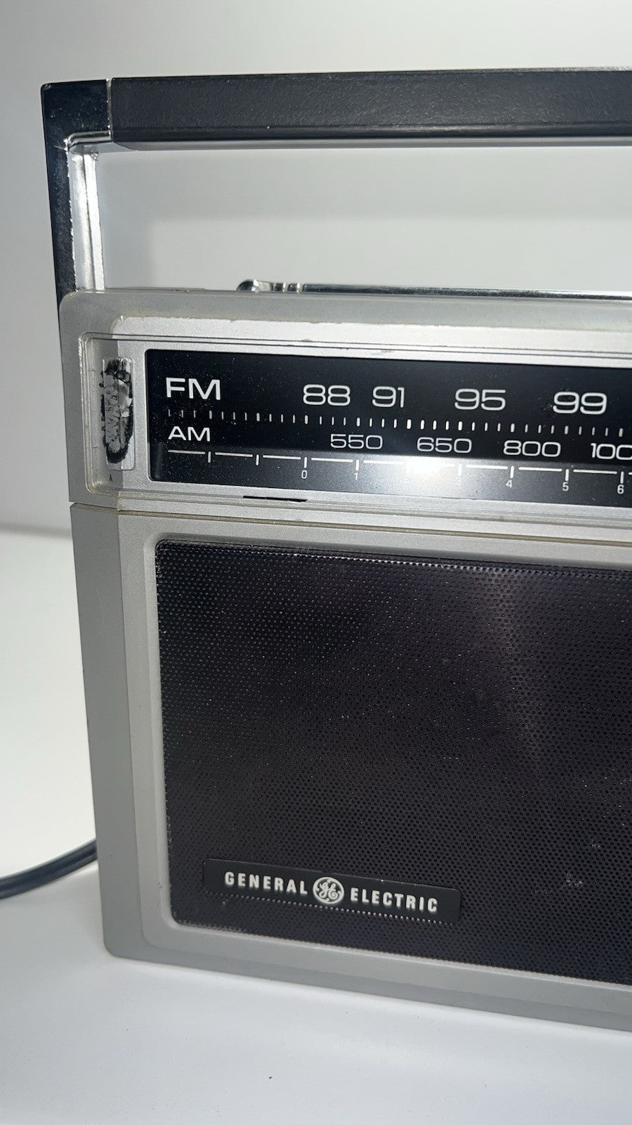 Vintage GE General Electric 7-2850A AM FM Dual Power Radio. Details in the photo
