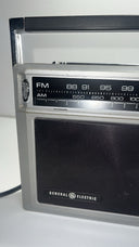 Vintage GE General Electric 7-2850A AM FM Dual Power Radio. Details in the photo