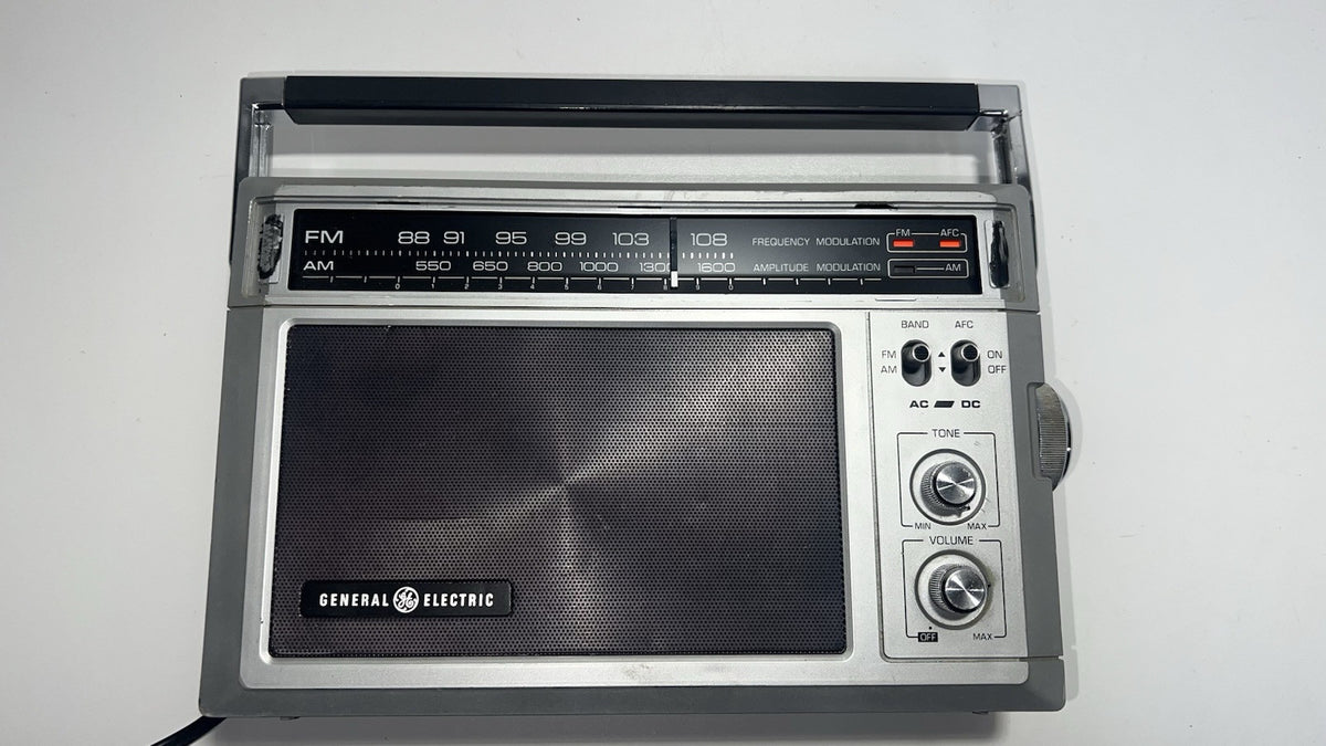 Vintage GE General Electric 7-2850A AM FM Dual Power Radio. Details in the photo