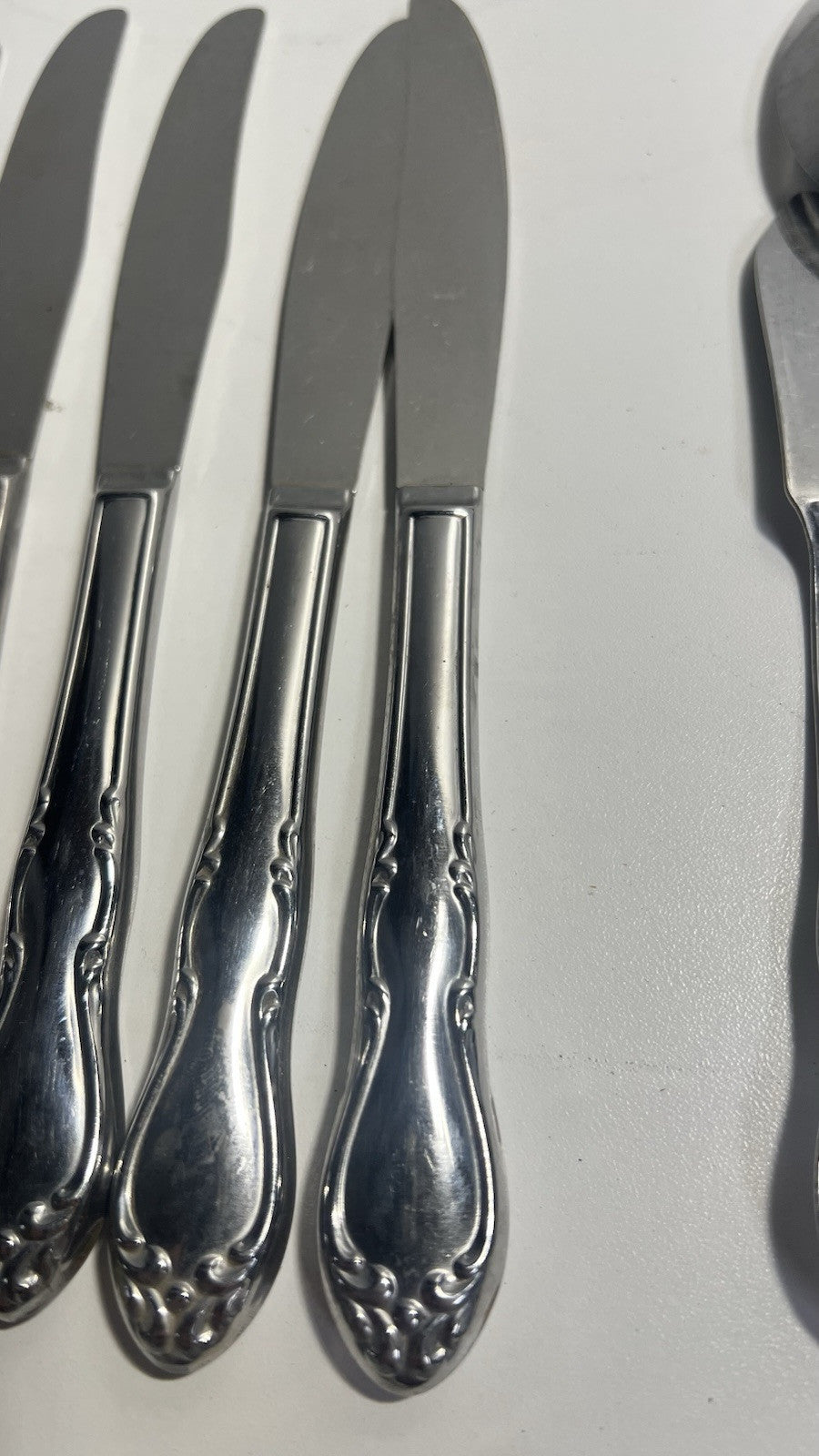 Simeon L & George H Rogers Oneida Xtra Jasmine Flatware Set / 48 Pieces