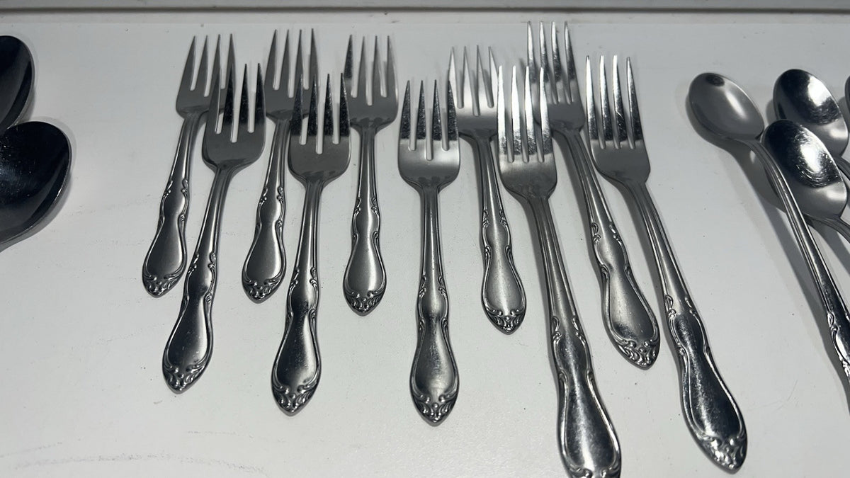 Simeon L & George H Rogers Oneida Xtra Jasmine Flatware Set / 48 Pieces